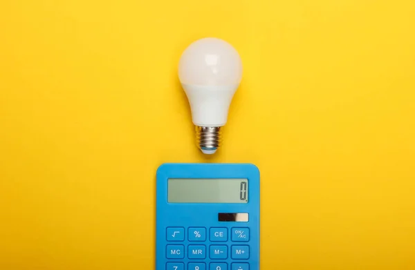 Energiesparen Taschenrechner Mit Led Glühbirne Auf Gelbem Hintergrund Ansicht Von — Stockfoto