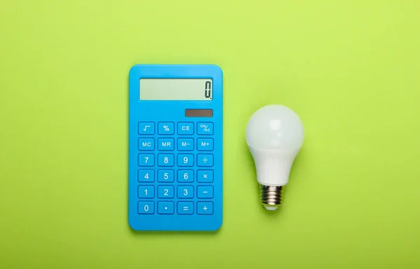 Ahorro Energético Calculadora Con Bombilla Led Sobre Fondo Verde Vista — Foto de Stock