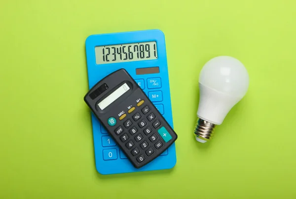 Ahorro Energético Dos Calculadoras Con Bombilla Led Sobre Fondo Verde — Foto de Stock