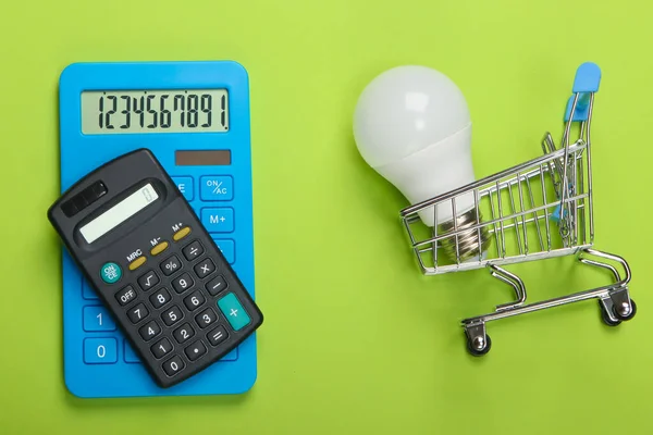 Risparmio Energetico Calcolatrici Carrello Shopping Con Lampadina Led Sfondo Verde — Foto Stock