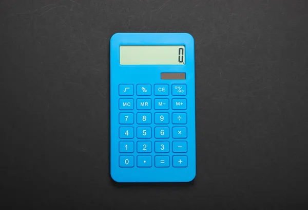 Blå Miniräknare Svart Bakgrund Beräkning Eller Räkning Minimalism Ovanifrån — Stockfoto