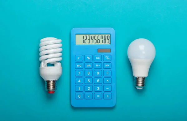 Ahorro Energético Calculadora Con Bombilla Led Espiral Sobre Fondo Azul —  Fotos de Stock