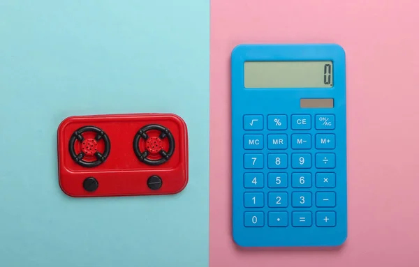 Berechnung Der Gas Oder Stromkosten Taschenrechner Und Spielzeug Küchenherd Auf — Stockfoto