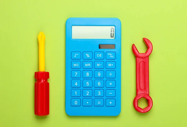 Berekening Van Reparatiekosten Calculator Speelgoedsleutel Schroevendraaier Groene Achtergrond Bovenaanzicht — Stockfoto