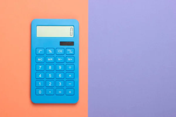 Modrá Kalkulačka Fialové Oranžové Pastelové Pozadí Výpočet Nebo Počítání Minimalismus — Stock fotografie