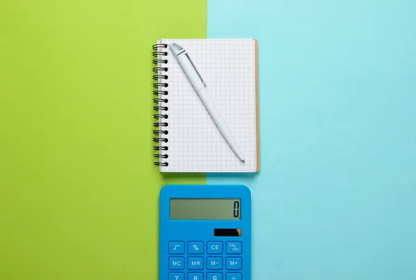 Kalkulačka Poznámkovým Blokem Modrém Zeleném Pozadí Vzdělávací Proces Horní Pohled — Stock fotografie