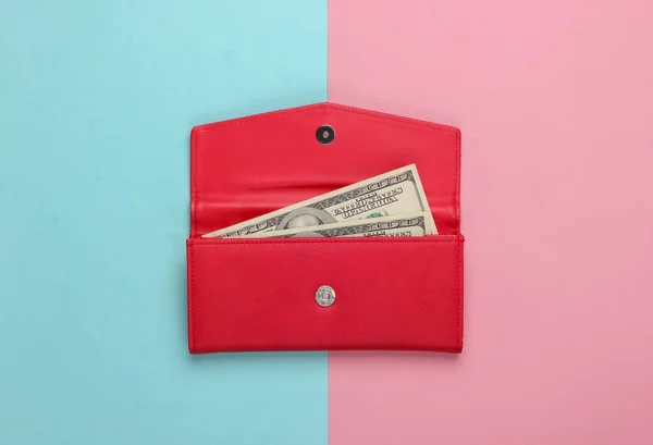 Rood Leren Portemonnee Met Dollarbiljetten Roze Blauwe Pastelachtergrond Bovenaanzicht — Stockfoto