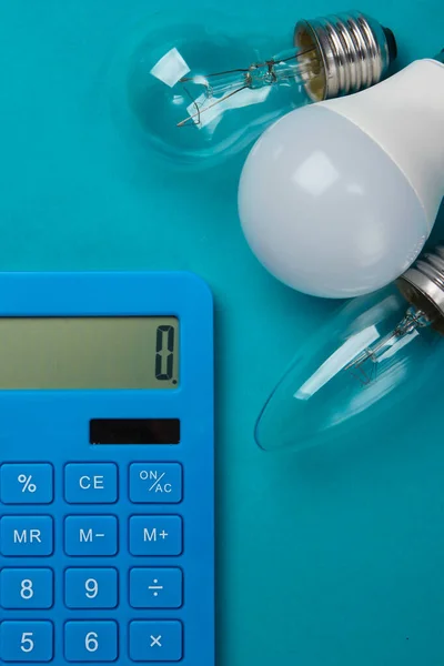 Ahorro Energético Calculadora Con Bombillas Sobre Fondo Azul Vista Superior — Foto de Stock