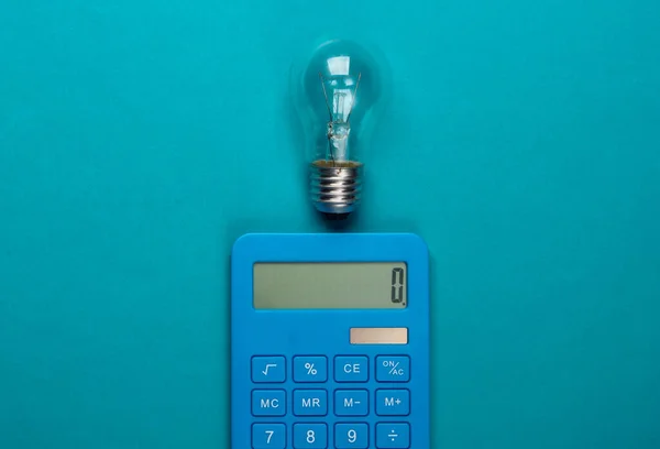 Tengo Una Idea Calculadora Bombilla Sobre Fondo Azul Concepto Ahorro — Foto de Stock