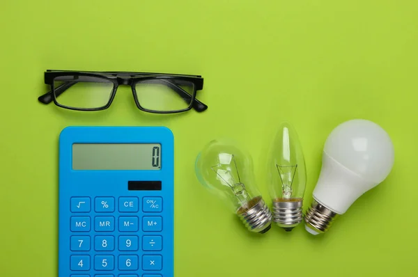 Ahorro Energético Calculadora Con Bombillas Gafas Sobre Fondo Verde Vista —  Fotos de Stock