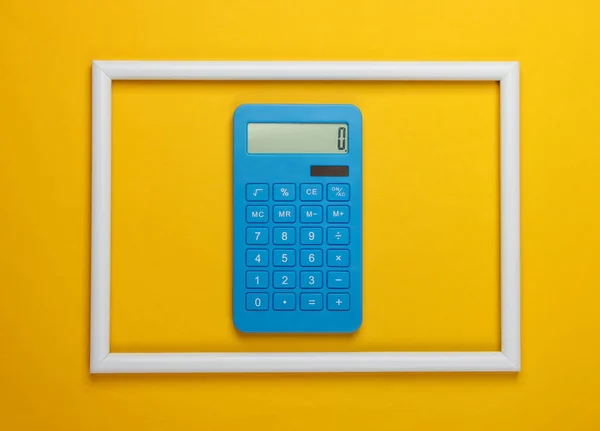 Calculadora Uma Moldura Branca Fundo Amarelo Foto Arte Conceitual Vista — Fotografia de Stock
