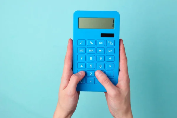 Рука Нажимает Кнопки Синий Калькулятор Синем Фоне — стоковое фото