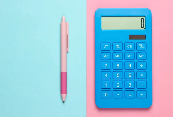 Синий Калькулятор Ручкой Розовом Синем Фоне Вид Сверху — стоковое фото