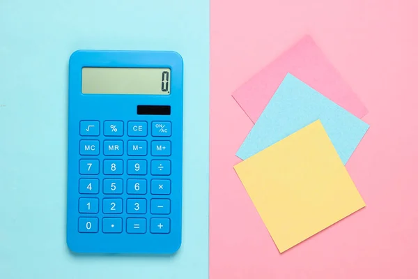 Calculadora Azul Com Folhas Papel Memo Coloridas Sobre Fundo Azul — Fotografia de Stock