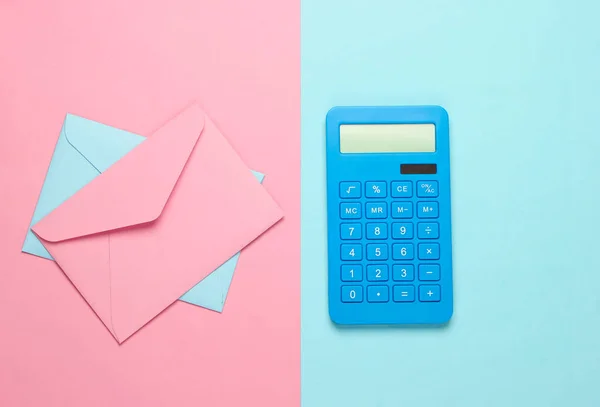 Kalkylator Med Ett Kuvert Rosa Blå Pastell Bakgrund Ovanifrån — Stockfoto