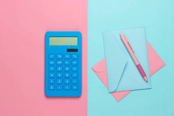 Calculadora Com Envelopes Sobre Fundo Pastel Azul Rosa Vista Superior — Fotografia de Stock