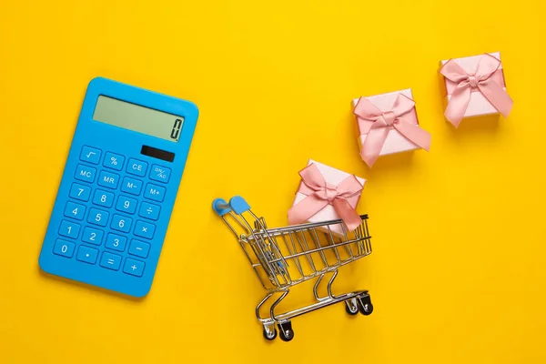 Calcolatrice Carrello Della Spesa Con Scatole Regalo Sfondo Giallo Calcolo — Foto Stock