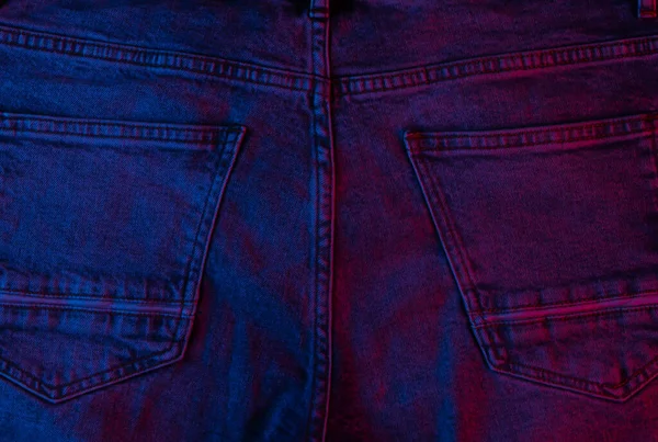 Jeans Uma Luz Gradiente Azul Vermelha Néon — Fotografia de Stock