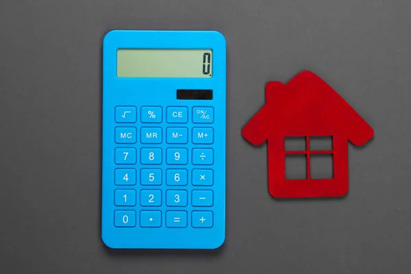 Υπολογισμός Του Κόστους Μίσθωσης Κατοικιών Κόκκινο Σπίτι Ειδώλιο Αριθμομηχανή Γκρι — Φωτογραφία Αρχείου