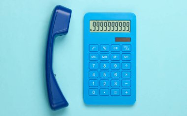 Mavi arka planda cep telefonu olan bir hesap makinesi. Üst görünüm