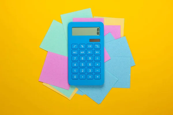 Calculadora Com Pedaços Papel Memo Fundo Amarelo Vista Superior — Fotografia de Stock