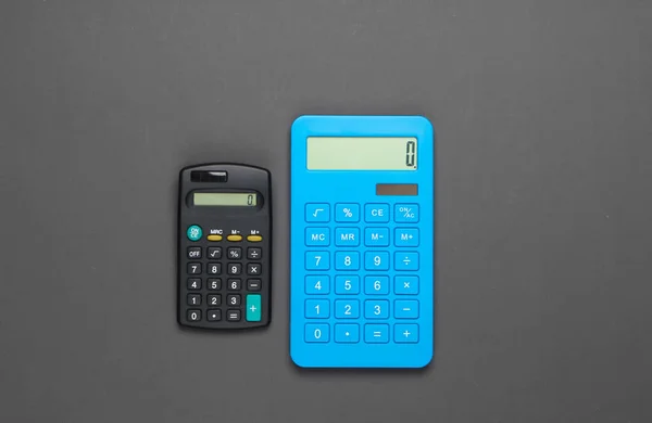 Due Calcolatrici Sfondo Grigio Calcolo Conteggio Minimalismo Vista Dall Alto — Foto Stock
