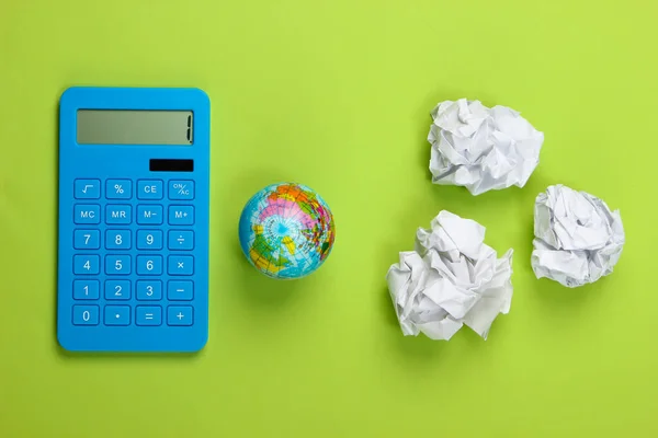 Globo Con Bolas Papel Arrugadas Calculadora Sobre Fondo Verde Vista — Foto de Stock