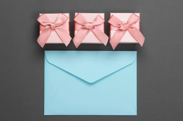 灰色背景的信封和礼品盒 顶部视图 — 图库照片