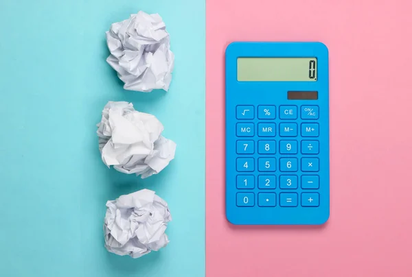 Calculadora Azul Con Bolas Papel Arrugadas Sobre Fondo Pastel Azul — Foto de Stock