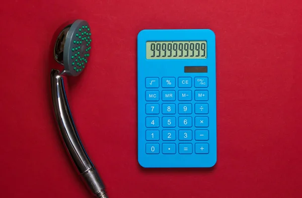 Obliczanie Kosztów Wody Kalkulator Głowica Prysznicowa Czerwonym Tle Widok Góry — Zdjęcie stockowe