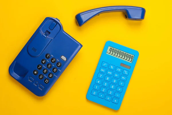 Калькулятор Стационарным Офисным Телефоном Желтом Фоне Вид Сверху — стоковое фото