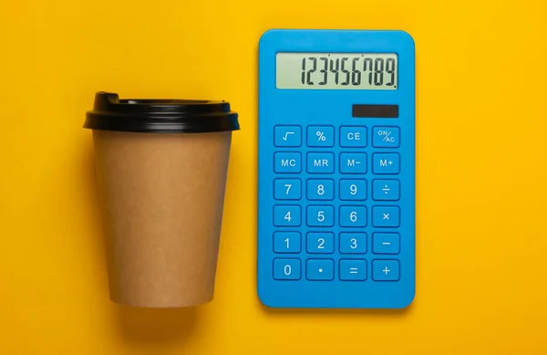 Calcolatrice Con Una Tazza Caffè Cartone Sfondo Giallo Vista Dall — Foto Stock