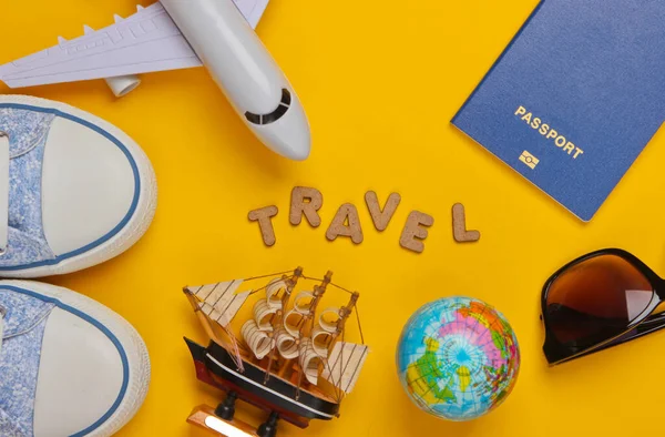 Utazási Koncepció Utazó Kiegészítők Sárga Háttérben Szó Utazás Hajóút Légi — Stock Fotó