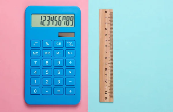 Calculadora Régua Madeira Fundo Pastel Azul Rosa Conceito Educação Vista — Fotografia de Stock