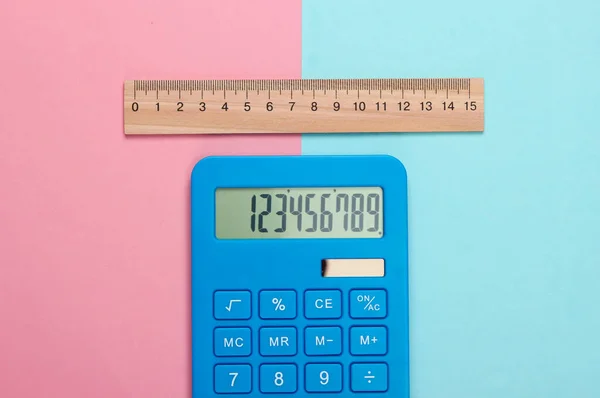 Kalkulačka Dřevěné Pravítko Růžové Modré Pastelové Pozadí Vzdělávací Koncept Horní — Stock fotografie