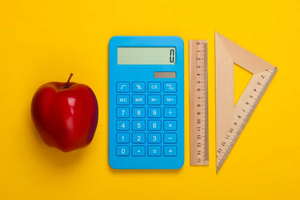 Calculadora Regla Madera Triángulo Manzana Sobre Fondo Amarillo Concepto Educativo — Foto de Stock