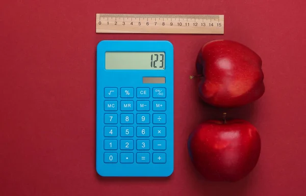 Calculadora Regla Madera Manzana Sobre Fondo Rojo Concepto Educativo Vista — Foto de Stock