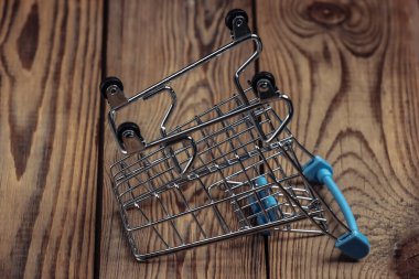 Mini alışveriş arabası ahşap bir masada yakın plan