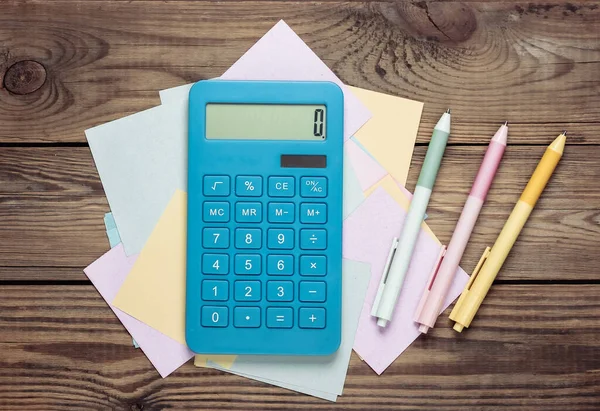 Calculadora Con Papeles Memorándum Plumas Colores Sobre Una Mesa Madera — Foto de Stock