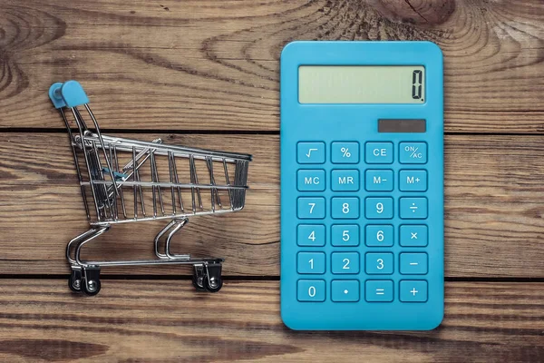 Beräkning Kostnaden För Shopping Mini Stormarknad Vagn Miniräknare Ett Träbord — Stockfoto