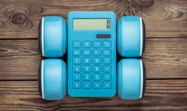 Calculadora Azul Con Mancuernas Sobre Una Mesa Madera Recuento Calorías —  Fotos de Stock