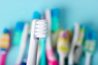 Mavi arka planda yeni ve eski kullanılmış diş fırçaları. Oral Bakım