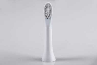 Beyaz arkaplanda diş fırçası başlığı