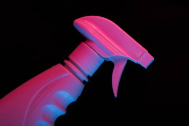 Siyah arka planda pembe-mavi neon lambalı sprey başlığı..