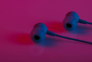 Pembe mavi ışıklı mavi elektrikli kulaklıklar.
