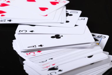 Siyah arka planda kart oynamak. Oyun bağımlılığı. Poker