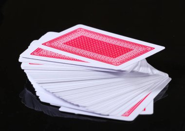 Siyah arkaplanda kart oynama güvertesi