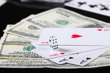 Zarlı dört as ve 100 dolarlık banknotlar. Oyun bağımlılığı. Kumar, kumarhane