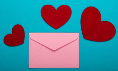 Mavi arka planda kırmızı kalpli (sevgililer günü kartı) zarf. Sevgililer Günü. Üst görünüm