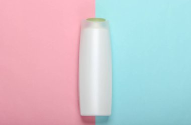 Pembe mavi pastel arka planda şampuan şişesi. Saç bakımı. Hijyen ve kozmetik. Güzellik düzlüğü. Üst görünüm